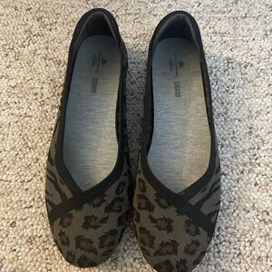 Clark’s brand. Ballet flat. Green animal print.
